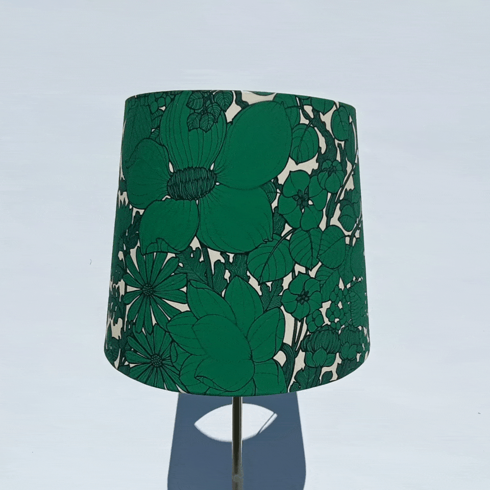 Abat jour fleuri vert avec contour noir sur fond vanillé. Hauteur 39 cm, diam bas 45 cm, diam haut 35 cm. Idéal pour illuminer les soirées.